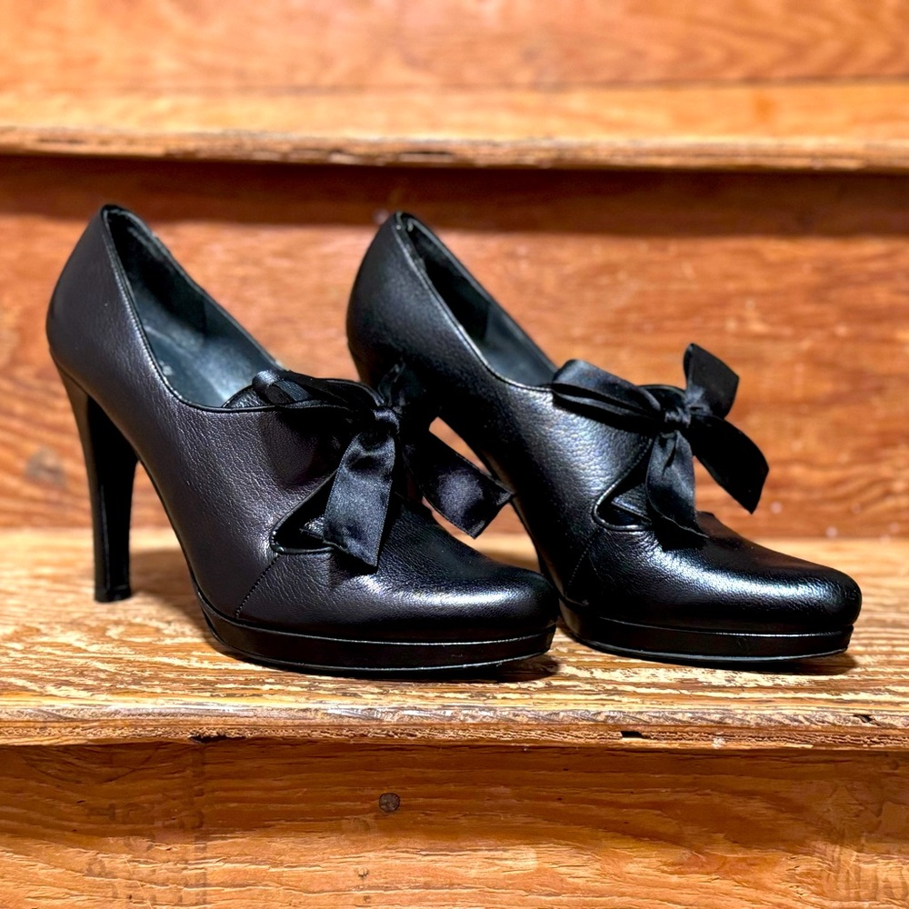 Black leather Stuart Wietzman pumps with bow, size 8